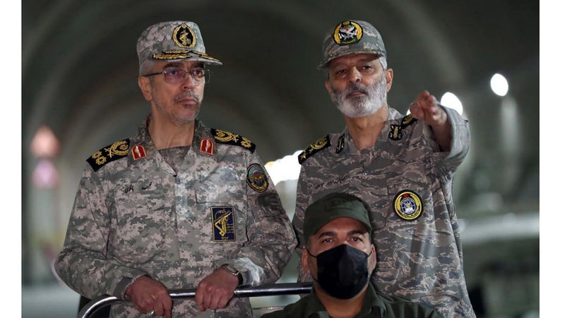 بازدید سرلشکر باقری رییس ستاد کل نیروهای مسلح  و سرلشکر سید عبدالرحیم موسوی ، فرماندهی کل ارتش از پهپادهای نظامی ، تهاجمی و دور برد ارتش 