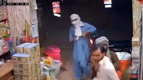 سرقت مسلحانه با کلاشنیکف / مغازه دار تیرخورد و شلوارش پایین افتاد+ فیلم