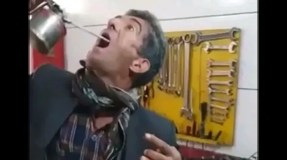 فیلم حیرت آور مرد ایرانی که  عاشق خوردن نفت و روغن ماشین است !