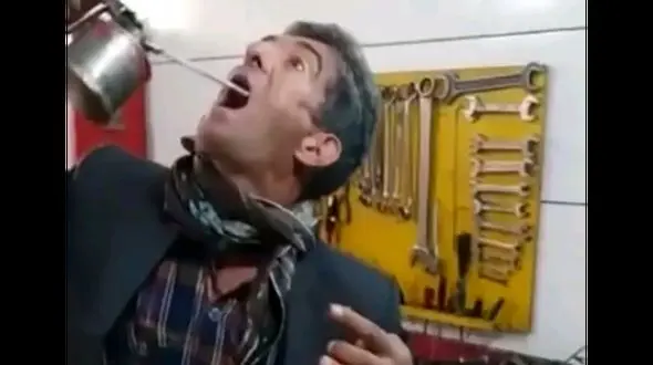 فیلم حیرت آور مرد ایرانی که  عاشق خوردن نفت و روغن ماشین است !