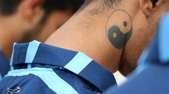 پایان فرار پسر جوان که پدرش را در مراسم آشتی کنان کشت / مادر زخمی راهی بیمارستان شد