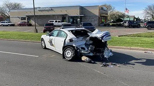 فیلم هولناک از تصادف کامیون با ماشین پلیس / 2 پلیس شوکه شدند