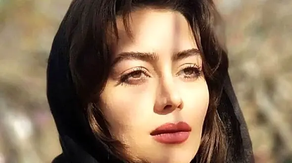 نگاهی به خلاقیت اوستا قناد برای پخت کیک مینیمال هدیه بازوند، بازیگر نون‌خ با شمع های نوستالژی رنگی رنگی