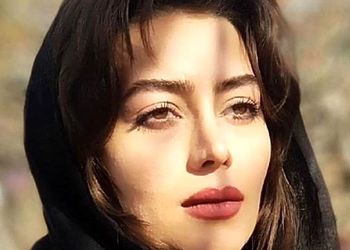 نگاهی به خلاقیت اوستا قناد برای پخت کیک مینیمال هدیه بازوند، بازیگر نون‌خ با شمع های نوستالژی رنگی رنگی