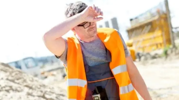 فیلم باورنکردنی از انتقال کارگر گرمازده از ارتفاع 30 متری در عسلویه / کار کردن در جهنم! 