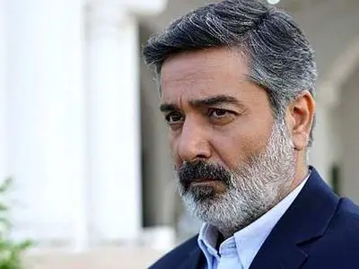 فیلم حضور پررنگ بازیگران زن و مرد در مراسم ختم مادر حمیدرضا پگاه / تیپ و استایل سیاهپوش مونا گرمی ، شقایق فراهانی ،  سپند امیرسلیمانی ، امیرمحمد زند و دیگر بازیگران