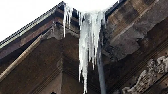 قندیل یخ جان یک کارگر را گرفت+تصاویر 