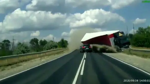 فیلم تصادف وحشتناک در جاده + فیلم