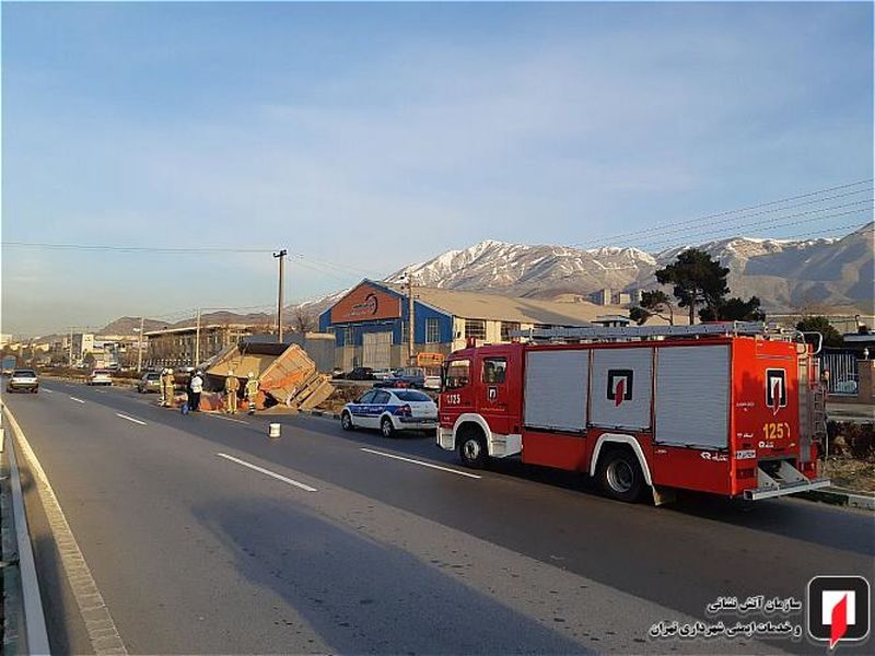 مصدومیت راننده در حادثه واژگونی کامیون تریلی حامل بارگندم