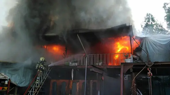 آتش سوزی بزرگ در تهران / بارانداز ۷۰۰۰ مترمربعی در حال سوختن + فیلم