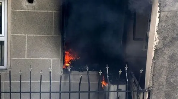  مجتمع مسکونی در گناوه در آتش سوخت / آتشنشان فداکار دچار گازگرفتگی شد