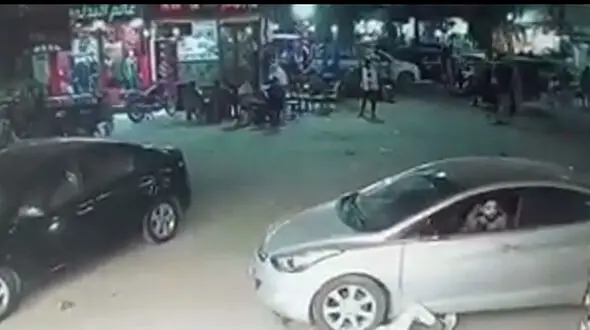 فیلم دلخراش از صحنه له شدن پسر بچه زیر خودروی لوکس 