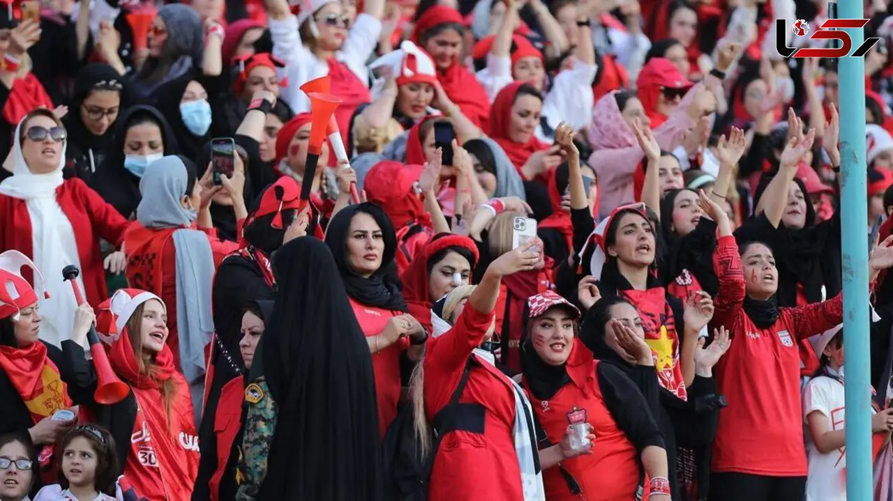 کری‌خوانی یک خانم پرسپولیسی در جمع استقلالی ها + فیلم