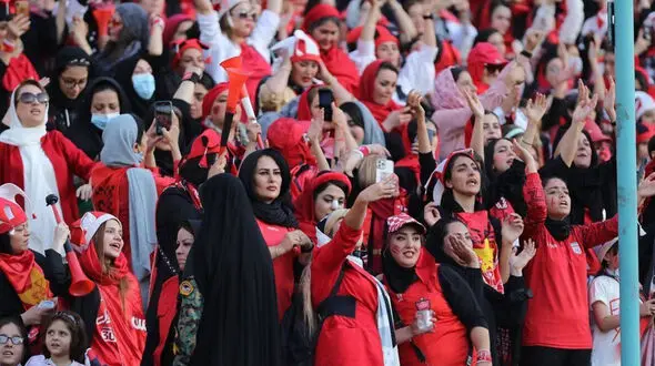 کری‌خوانی یک خانم پرسپولیسی در جمع استقلالی ها + فیلم