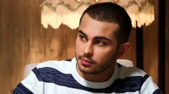 بازیگر سریال فاصله‌ها مجری شد