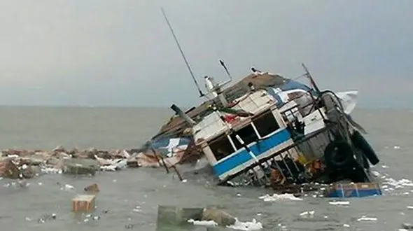 غرق شدن یک شناور باری در ورودی بندرریگ بوشهر + جزئیات