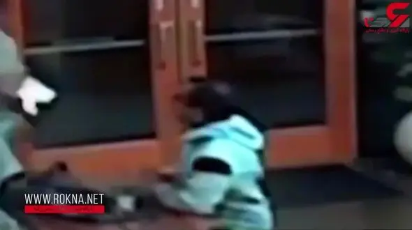 لحظه سرقت لپ تاپ موقع کار کردن کاربر از زیر دستش در کافی شاپ+ فیلم