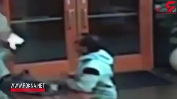 لحظه سرقت لپ تاپ موقع کار کردن کاربر از زیر دستش در کافی شاپ+ فیلم