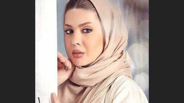 پوشش آمریکایی نازنین کریمی / کافه بازی خانم بازیگر با لباس خوشرنگ