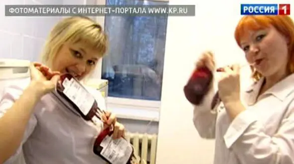 سلفی عجیب پرستاران با طحال واز نوشیدن کیسه خون بیمار+تصاویر 