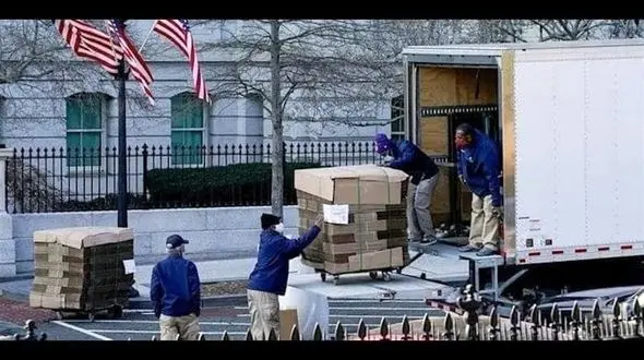 تصویر  اسباب‌کشی ترامپ  از کاخ سفید 