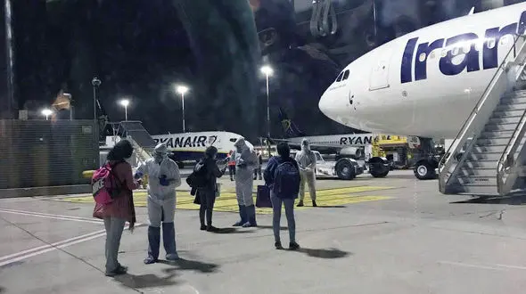 بازگشت دانشجویان ایرانی مقیم ایتالیا به ایران / همه از کرونا گریختند + عکس در فرودگاه