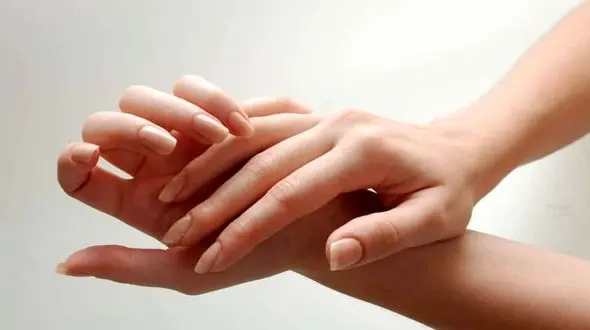 چرا ناخن هایمان زود می شکنند؟/راهکارهای داشتن ناخن هایی زیبا و بادوام