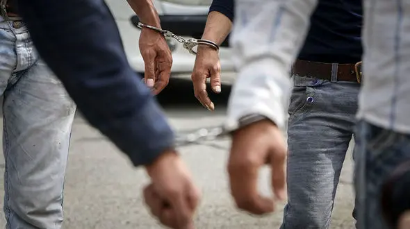 بازداشت 6 مرد خارجی که در مشهد وحشت آفرینی می کردند / سرکرده آنها با صدای شلیک پلیس از بالای ساختمان پایین افتاد + جزییات