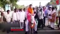 کاندیدای الاغ سوار در هند / پلیس به او اتهام زد + فیلم