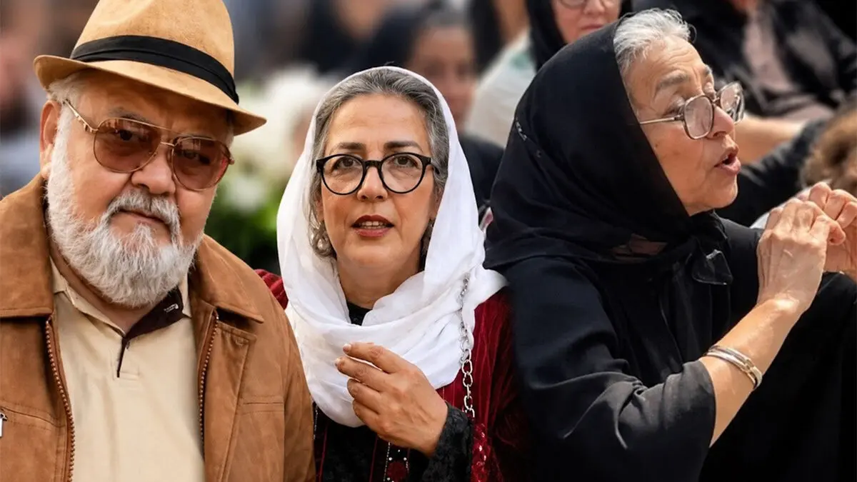 اولین تولد تلخ اکبر عبدی در سکوت قبرستان/ همسر و دخترش با کیک بر سر مزار سلطان کمدی