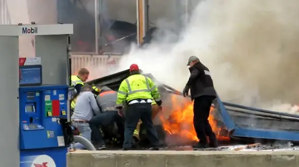 سقوط آوار و آهن گداخته روی یک آتش نشان + فیلم