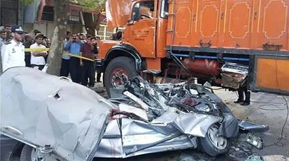 فیلم تصادف شاخ به شاخ پراید با کامیون / پراید پرس شد