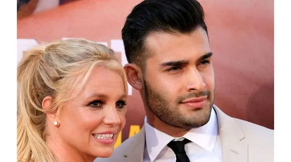 قلاده سگ بریتنی اسپیرز بر گردن سام اصغری در ملاء عام / رذالت مرد ایرانی با چهار دست و پاشدن روی زمین!