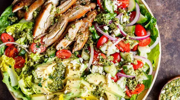 سالاد آووکادو و بیکن طعم متفاوتی دارد