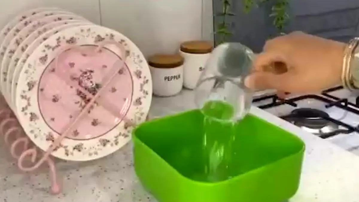 پاک شدن لکه های دیوار با یک محلول ساده