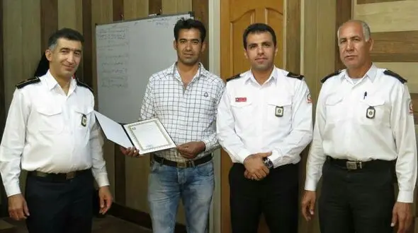 جوان فداکار کازرونی جلوی انفجار تانکر سوخت را گرفت / آتش نشانی از او تقدیر کرد + عکس 