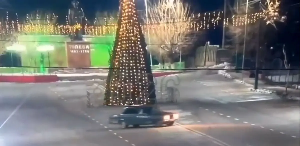 حمله عجیب به نماد کریسمس؛ درخت با خودرو له شد