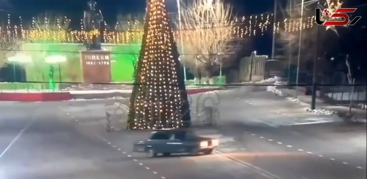 حمله عجیب به نماد کریسمس؛ درخت با خودرو له شد + فیلم