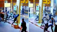 فیلم / لحظه شکستن پای مامور پلیس در ایستگاه شلوغ مترو