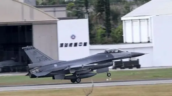 جنگنده اف-۱۶ تایوان در دریا سقوط کرد
