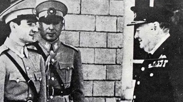 عکس شاه پهلوی با چرچیل/ تا سیگار می‌کشم حرف بزن!