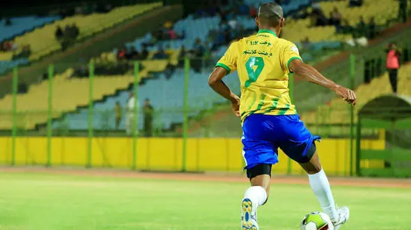 انتقاد مربی فوتبال از حضور مربیان غیربومی در نفت آبادان!