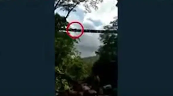 کشته شدن 25 تن در حادثه سقوط یک پل معلق+ فیلم
