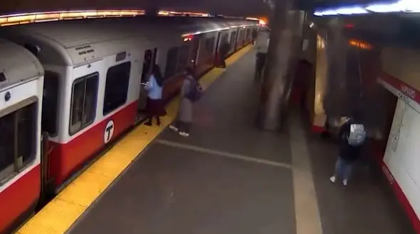 خراب شدن سقف مترو روی سر دختر جوان + فیلم