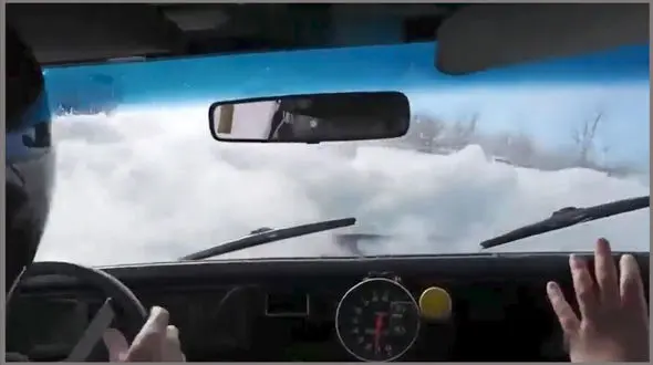 فیلم بلعیده شدن 2 خودرو و سرنشینانش  در دریاچه !