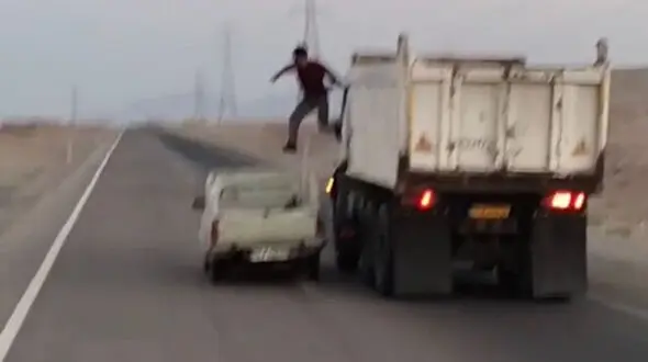 پشت پرده حرکت خطرناک وانت و کامیون در جاده 