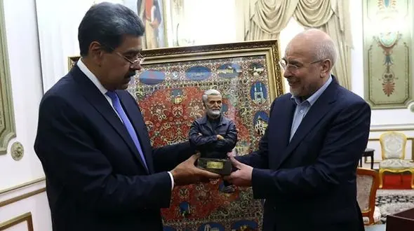 هدیه خانوده شهید سلیمانی برای رئیس جمهور ونزوئلا 