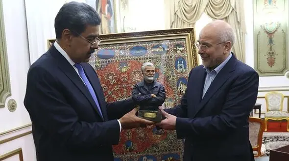 هدیه خانوده شهید سلیمانی برای رئیس جمهور ونزوئلا 