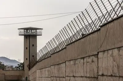 فیلم / خودکشی نادر یاکوزا در سلول زندان / اعضای باندش 13 دختر تهرانی را  به بهانه بدحجابی ربوده بودند