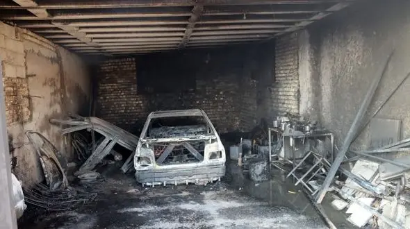 کارگاه قطعات استوک خودرو غرق آتش شد!